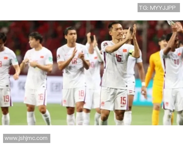 足球明星高举国旗的精彩瞬间展现激情与荣耀的照片集锦 足球明星高举国旗的精彩瞬间展现激情与荣耀的照片集锦